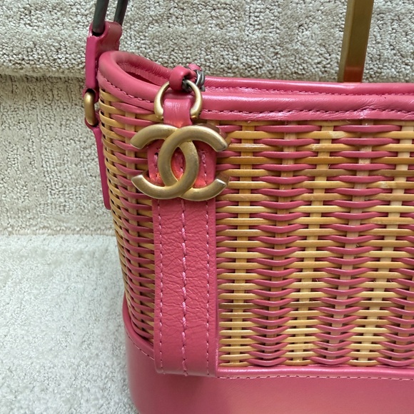 Chanel Gabrielle Hobo Small in Beige Rattan & Pink leather - Picture 10 of 14
